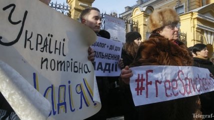 Активисты пикетируют посольство РФ в Лондоне