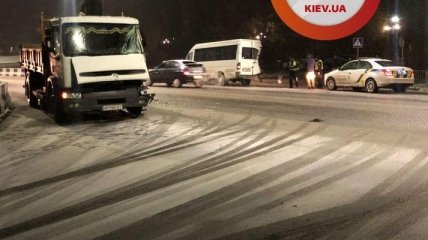 Первый снег стал причиной жуткого ДТП с грузовиком и маршруткой под Киевом. Фото