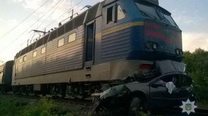 В Киевской области поезд столкнулся с легковушкой: есть погибшие