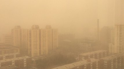 В Китае - самая большая песчаная буря за последние 10 лет: аэропорты Пекина отменяют рейсы (фото, видео)