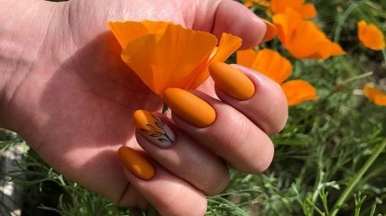 Оранжевые ногти в трендах летнего сезона 2023 года