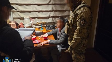 Топ-чиновник Запорожского облсовета погорел на взятке: в СМИ назвали его имя