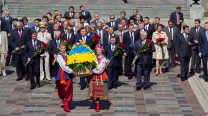Николай Азаров возложит цветы к памятникам Шевченко и Грушевскому
