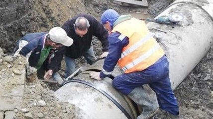 Фонтан в несколько десятков метров: зрелищное видео, как в Черновцах прорвало водопровод после ремонта