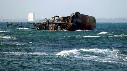 У побережья Одессы с танкера Delfi снова вытекают нефтепродукты