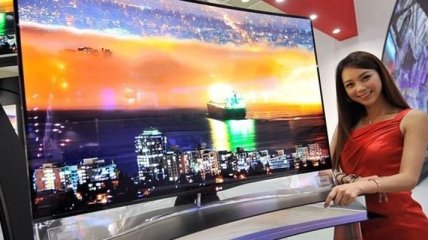 LG показала первый в мире скручиваемый телевизор