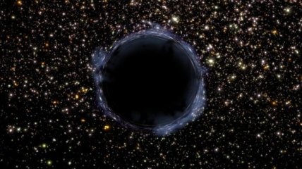 "Голодающая" черная дыра стала причиной потемнения яркой галактики 