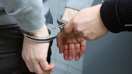 В Кременчуге пьяные полицейские ограбили и избили прохожего
