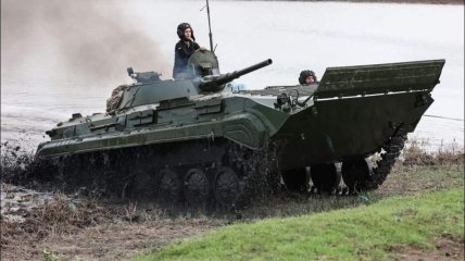 Українські воїни долають водяну перешкоду