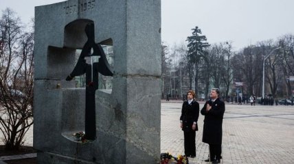 Президент и Первая леди почтили память жертв Голодомора в Украине