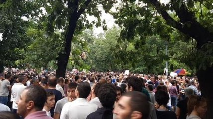 Митингующие в Ереване прогнали журналистов российского канала