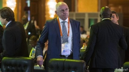 Ван Прааг и Фигу сняли свои кандидатуры с выборов президента ФИФА
