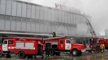 На Закарпатье спасатели ликвидировали пожар в ТЦ "Украина"