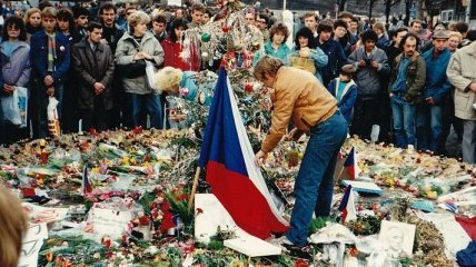 В Чехии и Словакии отмечают 25-летие Бархатной революции