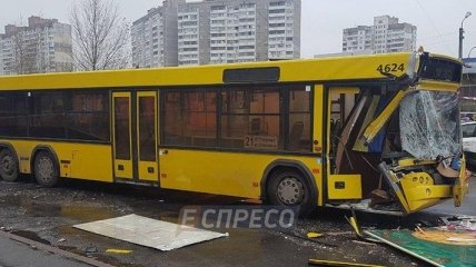В Киеве маршрутка протаранила грузовик: появились фото и видео