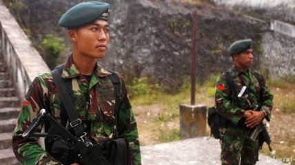 В Индонезии упал военный вертолет, есть погибшие