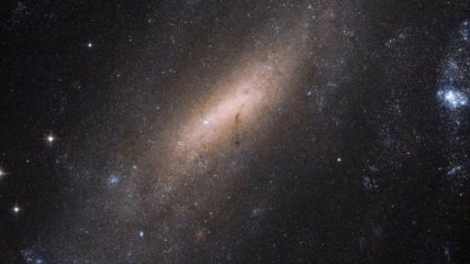 Отдаленная галактика уже более 100 лет восхищает астрономов своей формой