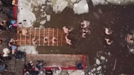 Купание на Крещение в Киеве сняли на видео с неба