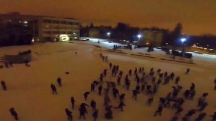 Не всем охота сетовать в такую погоду: в Киеве устроили покатушки и снежные батлы (видео)