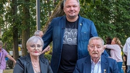 Светлана Поклад с мужем Игорем и волонтером Костей, который вывез их из Ворзеля