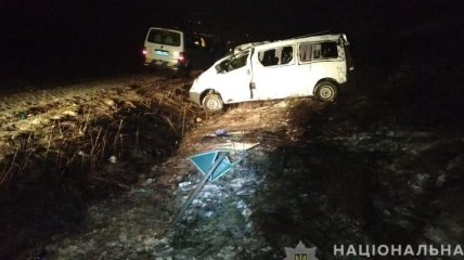 На Харьковщине автомобиль слетел в кювет и перевернулся, погибла женщина (фото)