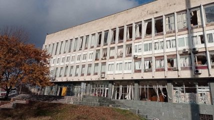 В будівлі Херсонської обласної бібліотеки через обстріли вибило всі шибки