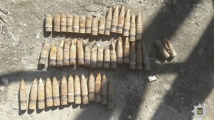 В Лозовой задержали подростков с мешком снарядов