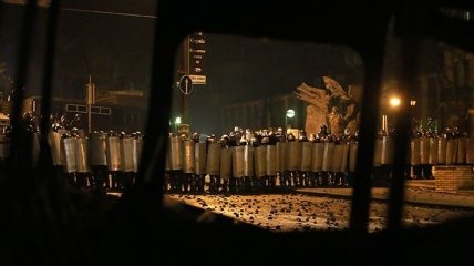 "Беркут" ломает баррикады на Грушевского, активисты отступают