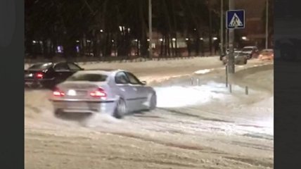 "Поубивала бы": в заваленном снегом Киеве ночью показали мастер-класс по дрифту (видео)