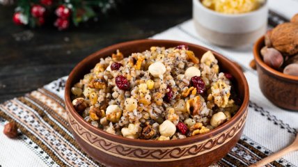 Кутя з апельсиновою цедрою та мороженою полуницею