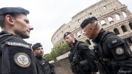 Власти Рима запретили "гладиаторов" из-за пропажи кошельков у туристов  