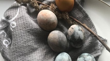 "Космические" яйца на Пасху с помощью всего одного ингредиента: необычный способ покраски