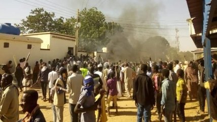 Протесты в Судане: Введено чрезвычайное положение и комендантский час