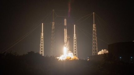 Ракета SpaceX стартовала к Международной космической станции (Видео)