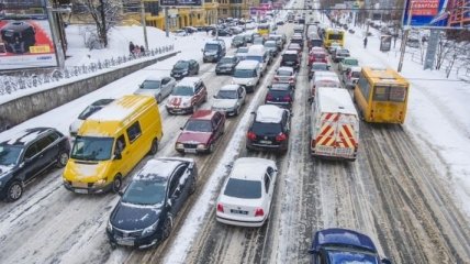 Киев стоит в огромных пробках из-за снегопада  