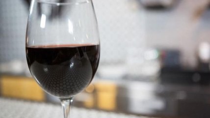 Медики рекомендуют курильщикам пить красное вино