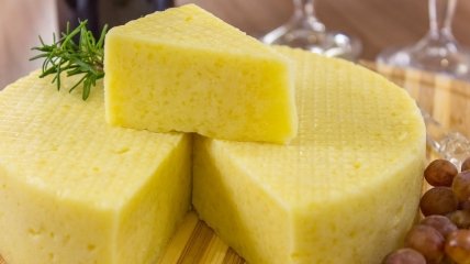 Получается большой кусок вкусного сыра