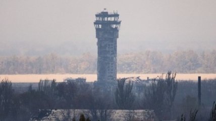 В донецком аэропорту упала диспетчерская башня