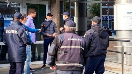 Журналіст та оператор "Схем" після нападу на них в "Укрексімбанку"
