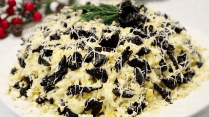 Салат с курицей и черносливом исчезнет со стола первым: как приготовить "Графские развалины" на Новый год (видео)