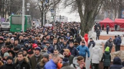В Беларуси сотни людей протестуют против "налога на тунеядство"