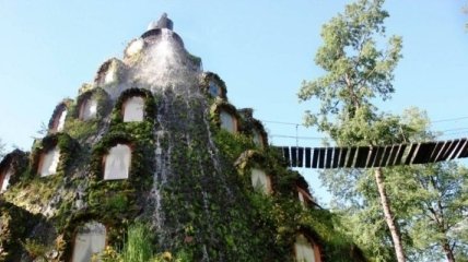 Необычный отель в виде водопада (Фото)