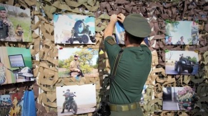 В Херсоне пограничники представили фотовыставку о своих буднях