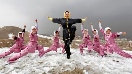 Женский клуб Шаолинь тренируется на заснеженной горе в Афганистане (Фото)