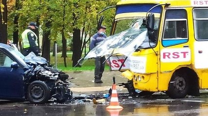 В Киеве из-за плохой погоды случилось ДТП с маршруткой и пострадавшими (фото)