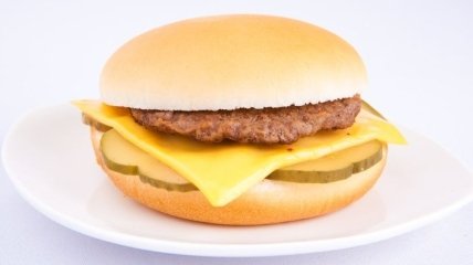 В США приготовили чизбургер весом почти в тонну