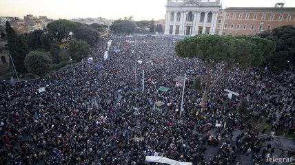 Против популизма и Сальвини: десятки тысяч "сардин" вышли на улицы Рима (Фото)