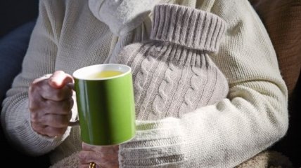 Почуватися комфортніше допоможуть гарячий напій і плед