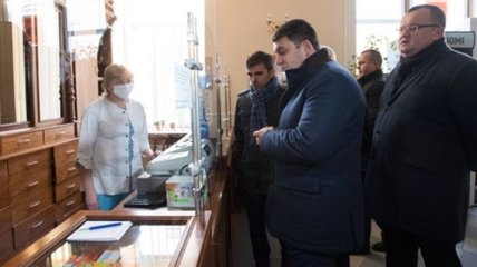 Гройсман в Черновцах проверил цены в аптеке