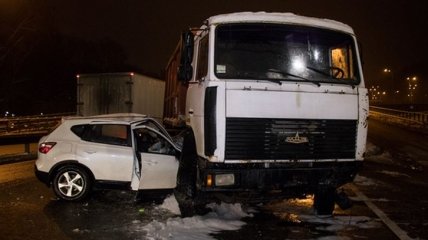 В Киеве грузовик раздавил легковушку